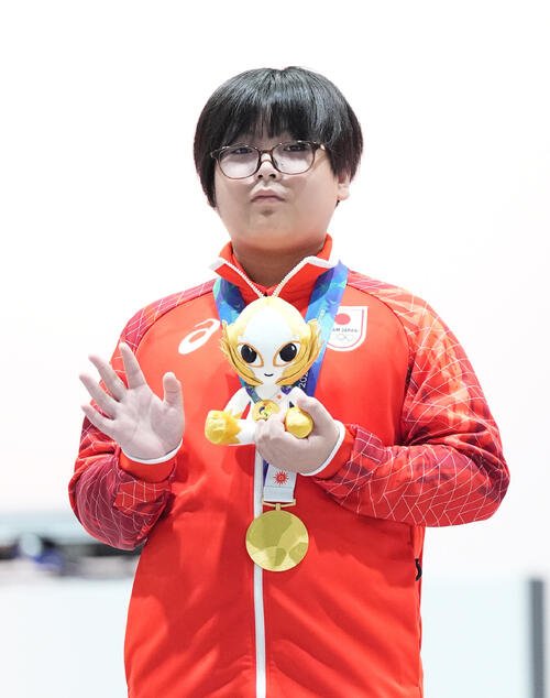 eスポーツ｢ぷよぷよ｣決勝　優勝し金メダルを獲得した栗原悠輝(撮影･森本幸一)