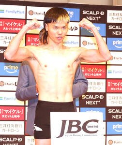 WBC世界バンタム級タイトル戦の前日計量をパスしガッツポーズする那須川天心(撮影･水谷安孝)