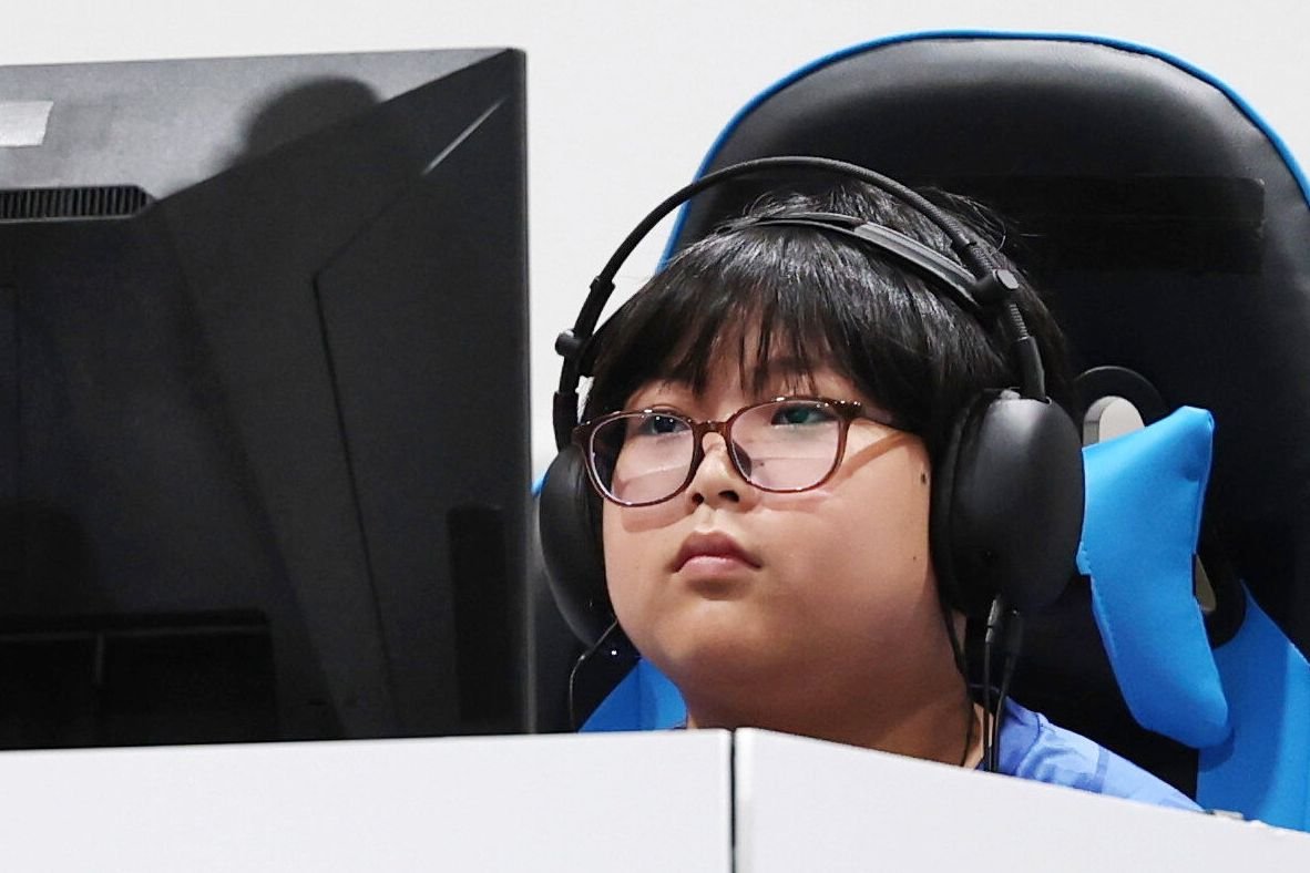 愛知･名古屋アジア大会　eスポーツのぷよぷよ決勝で韓国のカン･ドンシンと対戦する栗原悠輝=有元愛美子撮影