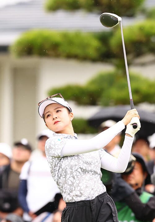 1番、第1打を放つ川崎春花(撮影･野上伸悟)
