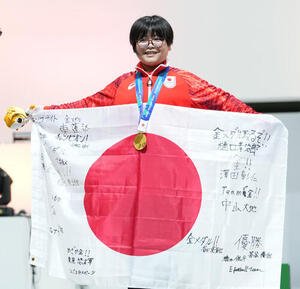 eスポーツ｢ぷよぷよ｣決勝　優勝し金メダルを獲得し笑顔を見せる栗原悠輝(撮影･森本幸一)