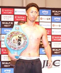 WBC世界バンタム級タイトル戦の前日計量に登場し写真撮影を待つ井上拓真(撮影･水谷安孝)