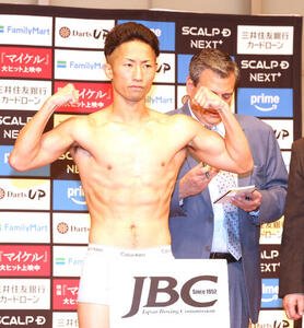 WBC世界バンタム級タイトル戦の前日計量をパスしガッツポーズする井上拓真(撮影･水谷安孝)