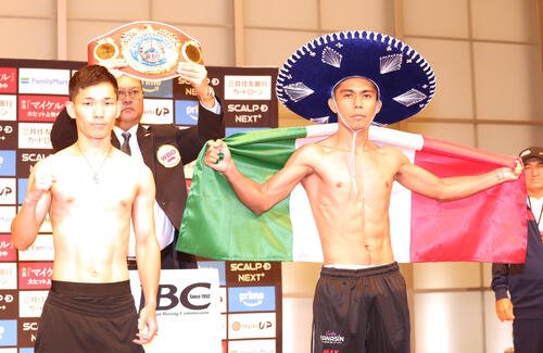 WBO世界ミニマム級暫定王座決定戦の前日計量にパスし写真に納まる松本流星(左)とラッセル･アコスタ(撮影･水谷安孝)