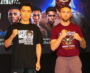 会見後、ポーズを決める西田凌佑(左)とサム･グッドマン(撮影･清水貴仁)