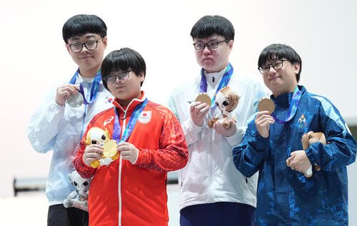 eスポーツ｢ぷよぷよ｣決勝　優勝し金メダルを獲得した栗原悠輝(前列左)らメダリストたち(撮影･森本幸一)