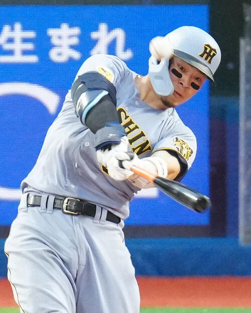 DeNA対阪神　7回表阪神無死、本塁打を放つ佐藤輝明(撮影･江口和貴)
