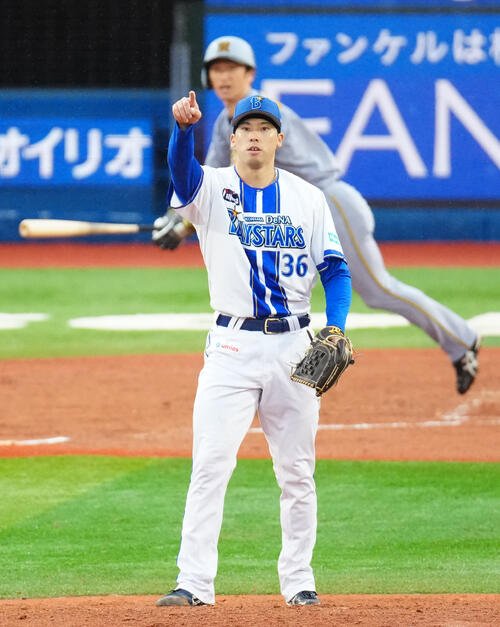 DeNA対阪神　5回表阪神1死一塁、近本光司(後方)を中飛に仕留める尾形崇斗(撮影･江口和貴)