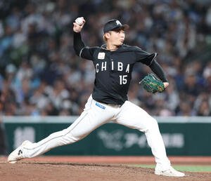 西武対ロッテ　ロッテ3番手で登板し力投する横山陸人(撮影･増田悦実)