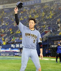 DeNA対阪神　ヒーローインタビューを終え笑顔で手を振る阪神大山悠輔(撮影･浅見桂子)