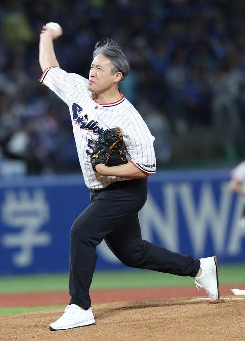 ヤクルト対中日　始球式を行う五十嵐亮太氏(撮影･水谷安孝)