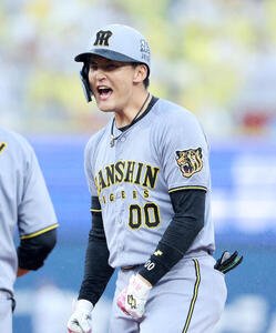 DeNA対阪神　2回表阪神無死、元山飛優は中前打を放ち雄たけびを上げる(撮影･鈴木正人)
