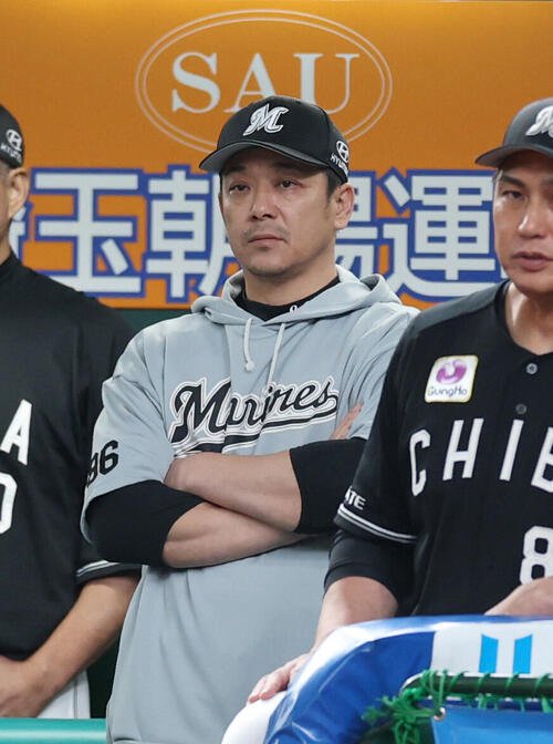 西武対ロッテ　戦況を見守るロッテサブロー監督(撮影･増田悦実)