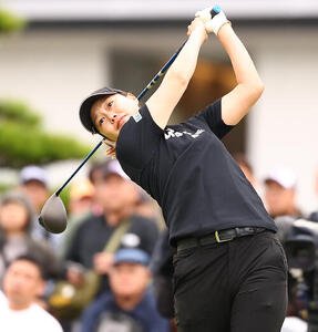 1番、第1打を放つ福山恵梨(撮影･野上伸悟)