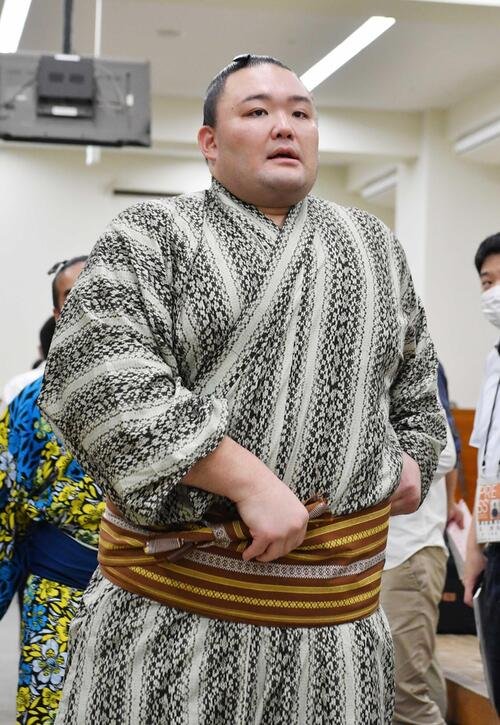 支度部屋を引き揚げる朝乃山