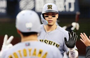 DeNA対阪神　7回表阪神無死、佐藤輝明はソロ本塁打を放ちナインとハイタッチ(撮影･浅見桂子)