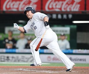西武対ロッテ　9回裏西武無死三塁、サヨナラ打を左前に放つ中村剛也(撮影･増田悦実)