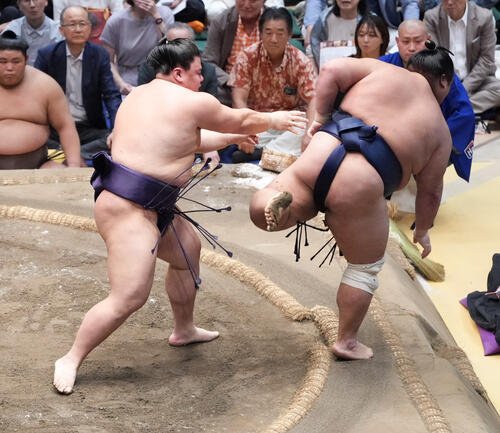 藤凌駕(右)を寄り切りで下す義ノ富士(撮影･小沢裕)