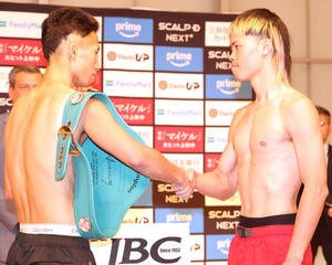 WBC世界バンタム級タイトル戦の前日計量をパスしガッチリ握手する井上拓真(左)と那須川天心(撮影･水谷安孝)