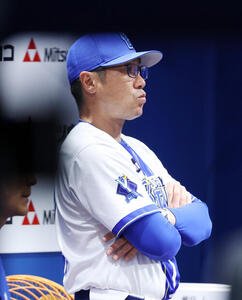 DeNA対阪神　8回裏、戦況を見つめるDeNA相川亮二監督(撮影･鈴木正人)