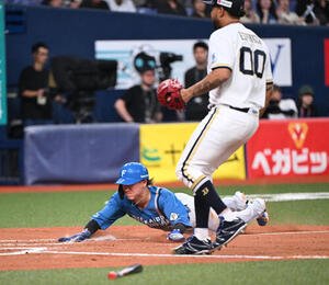 オリックス対日本ハム　8回表日本ハム2死二塁、田宮の左前適時打で生還する矢沢宏太(撮影･和賀正仁)