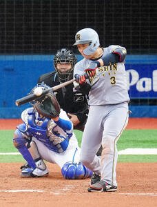 DeNA対阪神　4回表阪神1死、左越え本塁打を放つ大山悠輔(撮影･江口和貴)