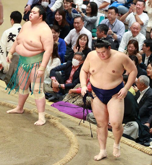 琴桜(左)に突き落としで敗れた大の里(撮影･中島郁夫)
