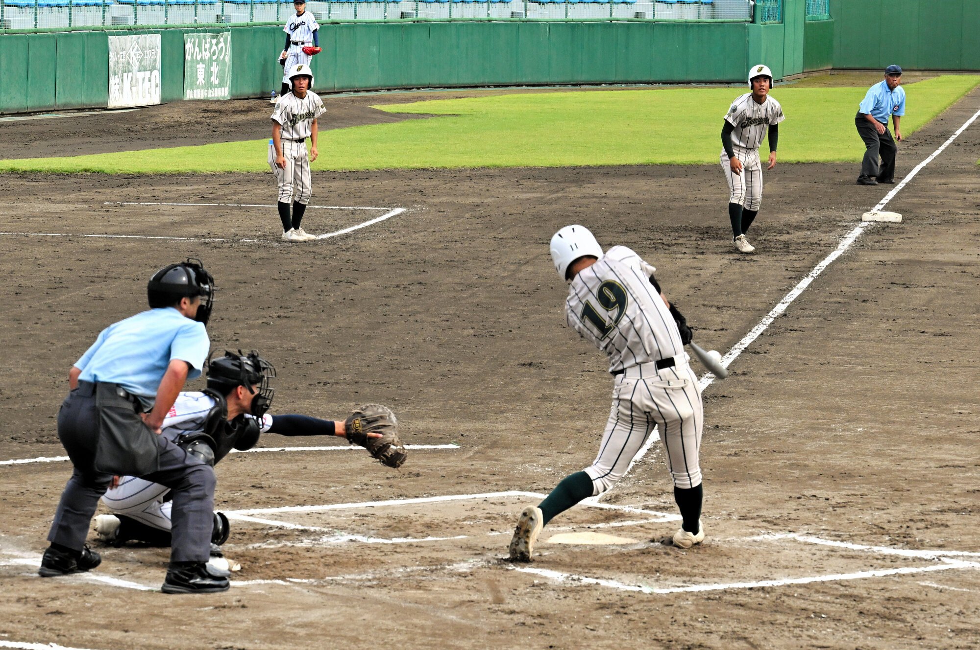 鶴岡東―山形中央　六回2死二、三塁、鶴岡東の五十嵐が左翼前に2点適時打を放つ=ヤマリョー