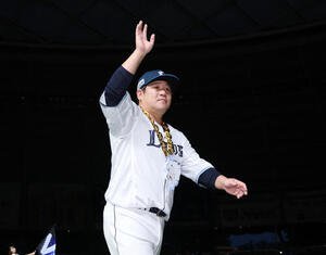 西武対ロッテ　サヨナラ勝ちし手を振り引き揚げる中村剛也(撮影･増田悦実)