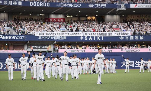 オリックス対日本ハム　本拠地最終戦を終えて場内1周する岸田護監督(先頭)ら(撮影･宮崎幸一)