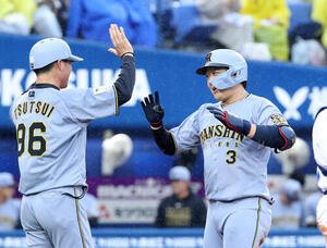DeNA対阪神　4回表阪神1死、大山悠輔(右)はソロ本塁打を放ち笑顔を見せる(撮影･鈴木正人)