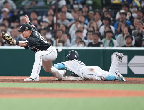 西武対ロッテ　9回裏西武無死、内野安打を放ち滑り込む長谷川信哉(撮影･増田悦実)