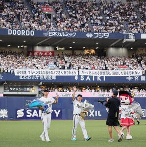 オリックス対日本ハム　場内1周するオリックス山田修義(左)と西野真弘(撮影･宮崎幸一)