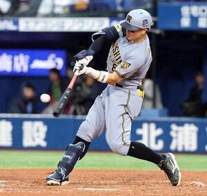 DeNA対阪神　7回表阪神無死、佐藤輝明は右中間に37号本塁打を放つ(撮影･浅見桂子)