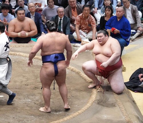 熱海富士(右)は狼雅に上手投げで敗れる。左端は土俵下控えの霧島(撮影･小沢裕)