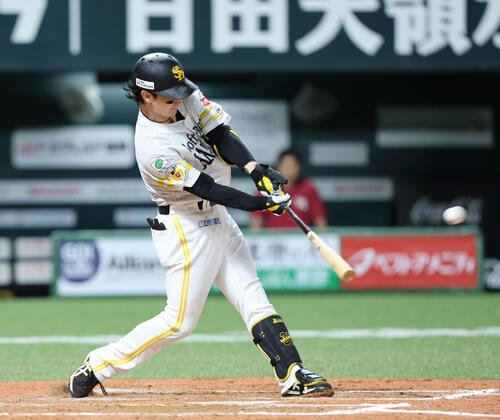 ソフトバンク対楽天　7回裏ソフトバンク無死、正木智也は左中間本塁打を放つ(撮影･梅根麻紀)