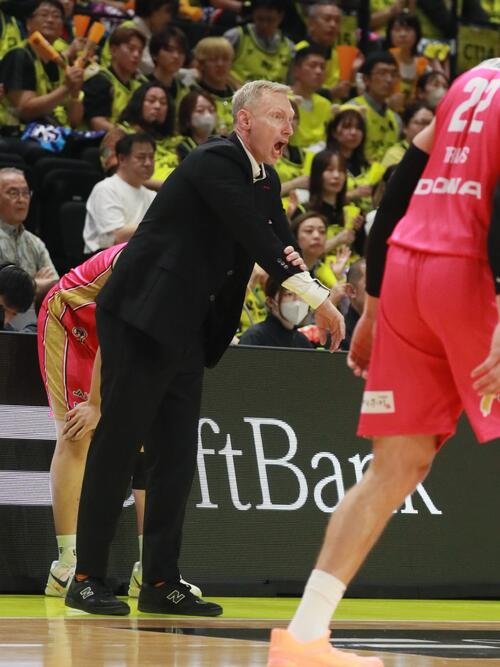 仙台対秋田　選手らに指示を出す秋田ミック･ダウナーHC(撮影･高橋香奈)