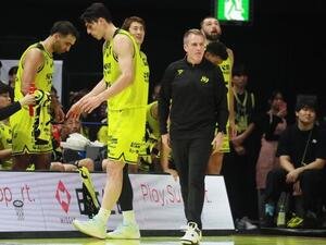 仙台対秋田　戦況を見守る仙台ダン･タシュニーHC(撮影･高橋香奈)