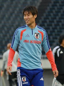 リラックスした表情で練習を行う鎌田大地(撮影･上山淳一)