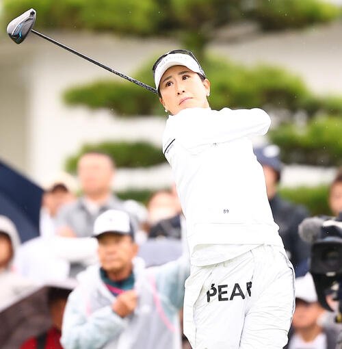 8番、1番、第1打を放つ木戸愛(撮影･野上伸悟)