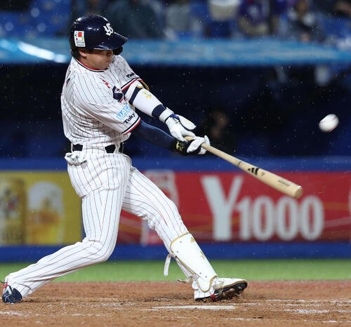 ヤクルト対中日　9回裏ヤクルト1死二塁、サヨナラ2点本塁打を放つ山田哲人(撮影･水谷安孝)