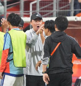 サッカー男子日本対北朝鮮　試合終了、日本大岩剛監督は選手、スタッフらとタッチを交わす(撮影･森本幸一)
