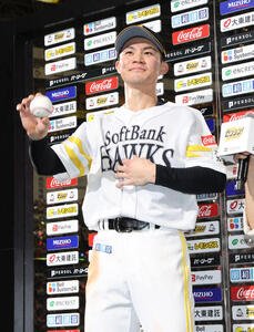 ソフトバンク対楽天　プロ初本塁打の記念球を手にお立ち台で笑顔を見せるソフトバンク庄子雄大(撮影･梅根麻紀)