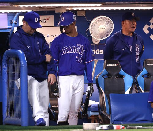 ヤクルト対中日　4回表中日1死一、二塁、打席に向かう前に松中信彦コーチに声をかけられる森駿太。右は井上一樹監督(撮影･水谷安孝)