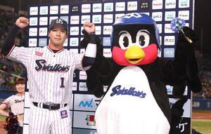ヤクルト対中日　サヨナラ2点本塁打を放った山田哲人はお立ち台でつば九郎とガッツポーズ(撮影･水谷安孝)