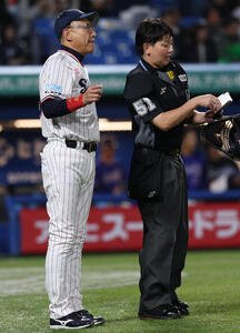 ヤクルト対中日　選手交代を告げるヤクルト池山隆寛監督(撮影･水谷安孝)