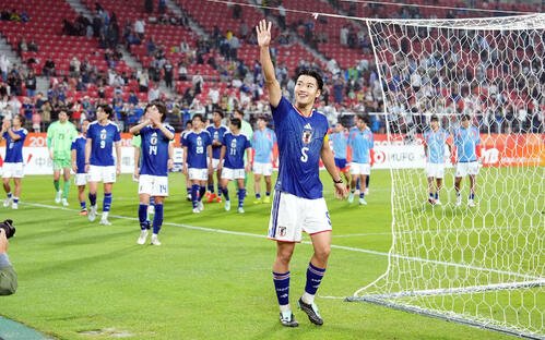サッカー男子日本対北朝鮮　勝利しサポーターの声援に応える市原吏音(中央)ら日本イレブン(撮影･森本幸一)