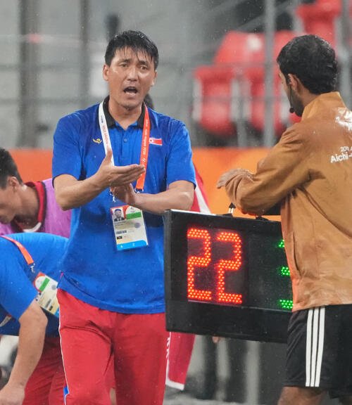 サッカー男子日本対北朝鮮　後半、審判に訴える北朝鮮のリ･グァンチョン監督(撮影･森本幸一)