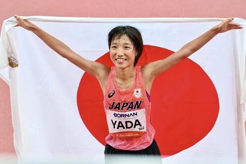 女子マラソンで3位は矢田みくには日の丸を背に記念撮影する(撮影･滝沢徹郎)