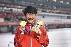 男子マラソンで優勝を決めた山下一貴は金メダルを手に笑顔を見せる(撮影･滝沢徹郎)